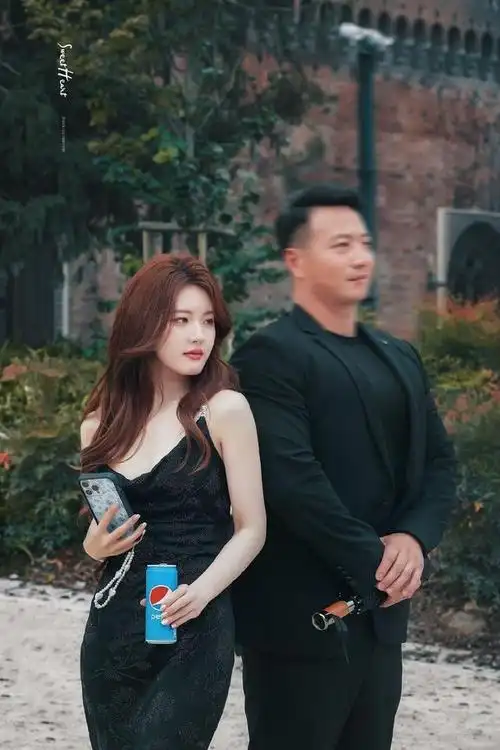 赵露思和她的双开门保镖合照