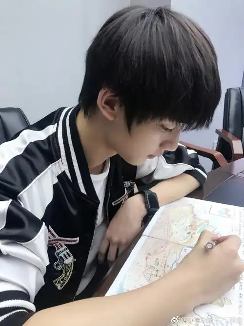 丁程鑫超话99#丁程鑫 十八岁未来方程式#丁程鑫小朋友写作业合集写