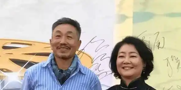 原创老戏骨杜源4岁认识爱妻结婚41年零绯闻女儿成了最大骄傲