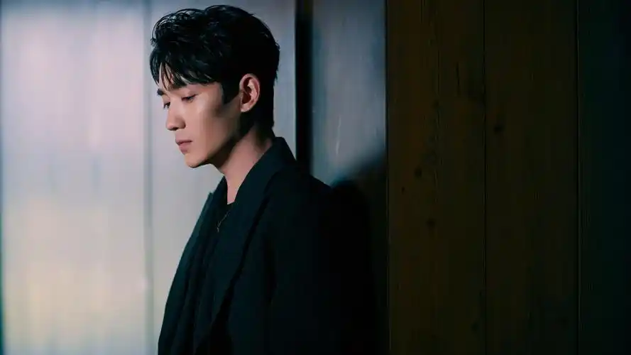 回车桌面>电脑壁纸>明星>大陆明星>朱一龙时尚风衣写真>相关标签朱