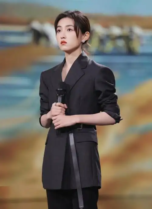 同样演志愿军吃土豆,把易烊千玺和张子枫放在一起看,差别出来了