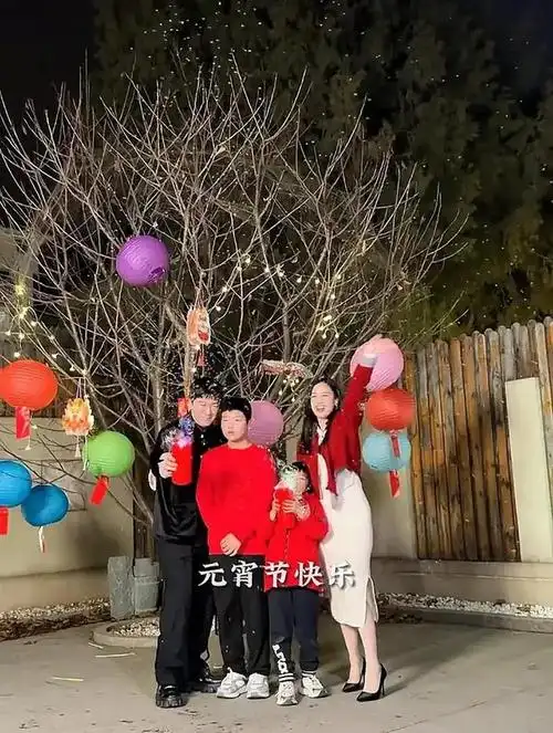 杨子一家四口豪宅过节黄圣依为老公系围裙秀恩爱大儿子很拘谨