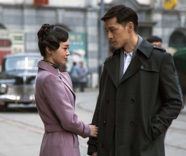 胡歌宋轶同框梦回伪装者二人上台阶好养眼我却被他的绅士手圈粉