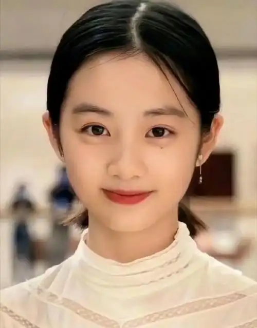 黄多多高中毕业#孙莉发文祝福女儿高中毕业,18岁黄多多戴毕业礼帽