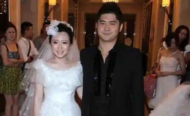 潘长江女儿潘阳嫁10亿富豪老公开3800万豪车儿子照着外公长