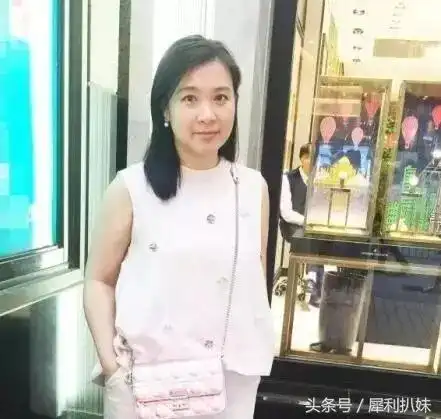 完颜萍【何洁珊】何洁珊有点让人惋惜,短短两年的演艺时光,早早退出