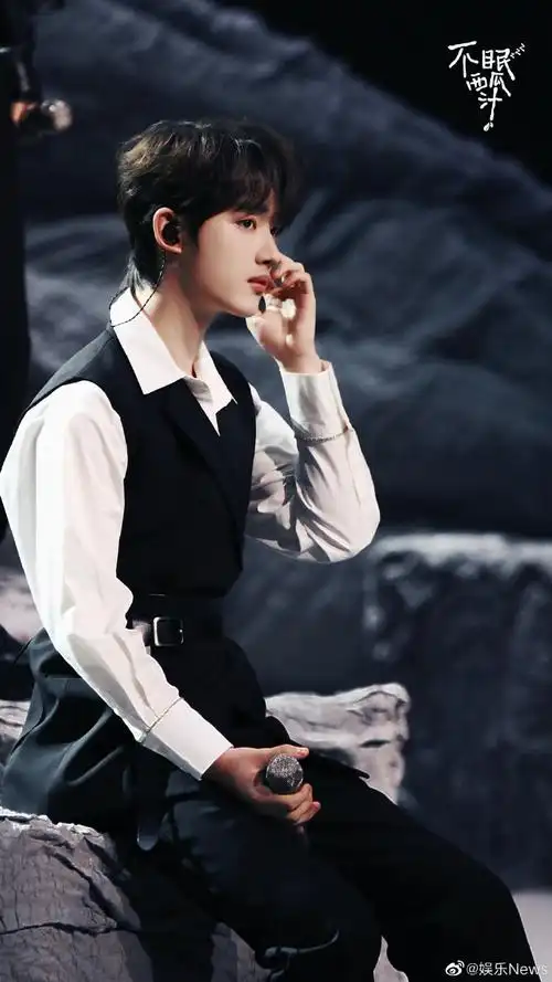 丁程鑫微博之夜舞台直拍