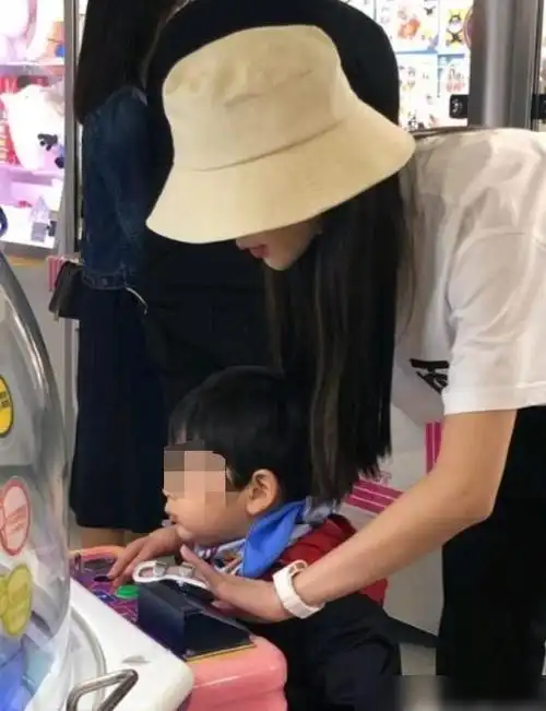 网友成都偶遇angelababy带小海绵玩耍画面十分温馨