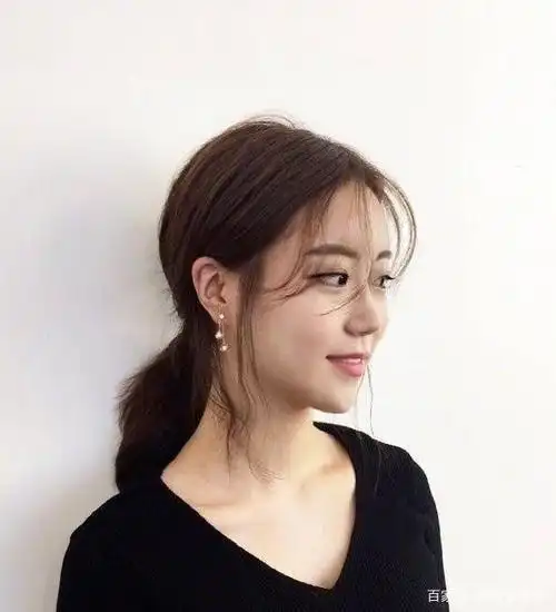 第七款:挑丝刘海马尾 做成普通马尾以后用梳子挑出多股刘海,间隔随机