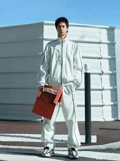 王一博白色运动服造型