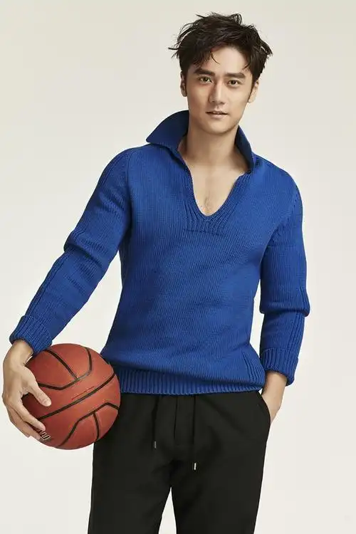 蒋劲夫露精壮胸肌显型男本色