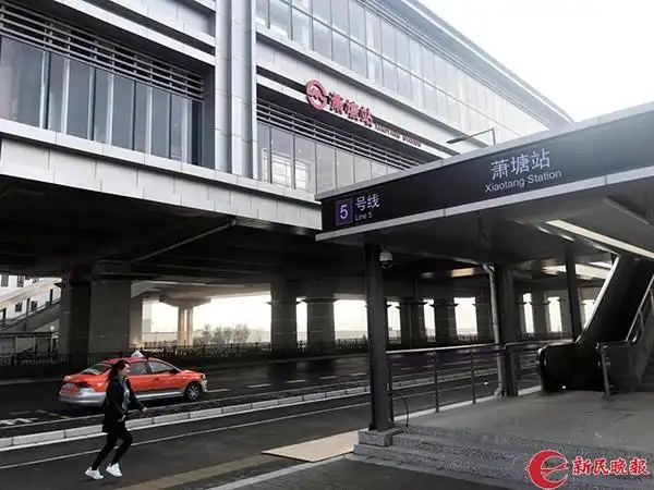 等了十多年终于坐上通往奉贤的地铁了