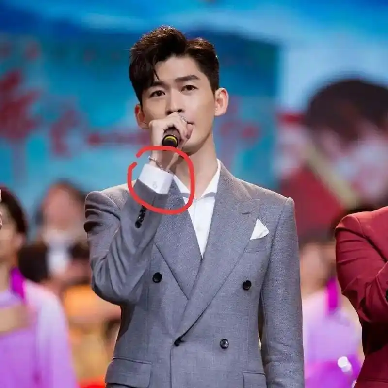 张翰重戴与郑爽的定情手链,复合,你期待吗_手链_围巾_新年去哪玩_客栈