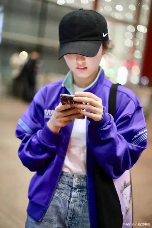 2011年4月,张子枫正式签约华谊兄弟经纪公司,成为华谊旗下第100位签约