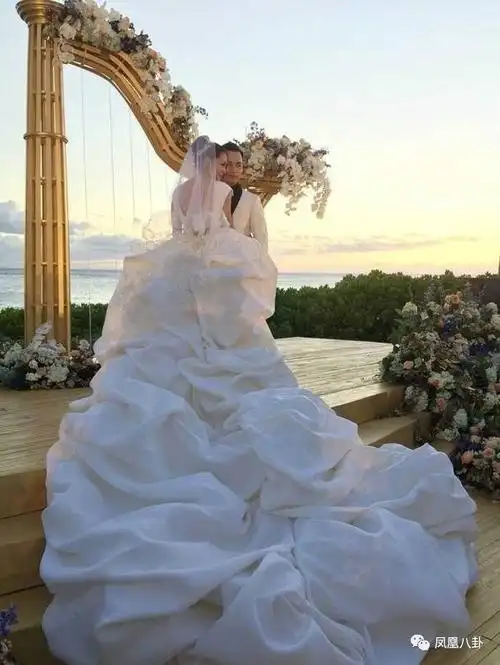 今年三月份,安以轩在微博上晒出婚纱照,公布婚讯,大批圈内好友祝福