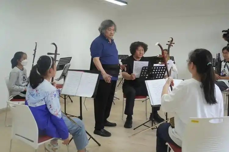 汤沐海,是唯一获得格莱美奖的华人指挥家,曾担任中央乐团常任指挥