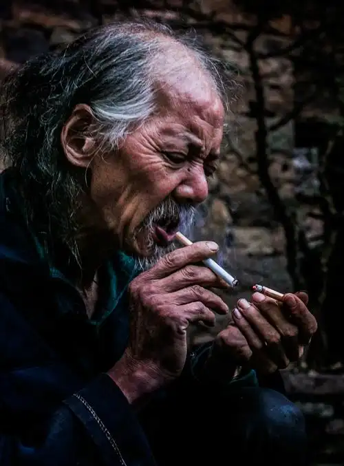 吸烟的老人