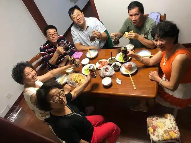 在自家小屋喝酒