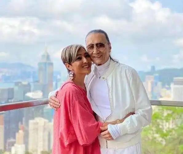 83岁谢贤与34岁女友约会高档餐厅,男人味不减当年,网友:宝刀未老_造型