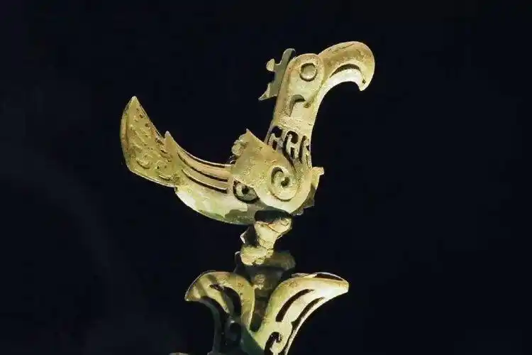 三星堆青铜神树神鸟 图/三星堆博物馆