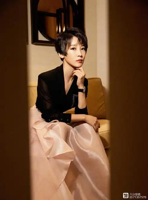 吴京的老婆谢楠颜值真高短发搭配西服半身裙干练又时尚