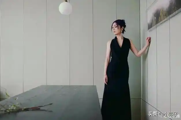 杨千嬅和老公丁子高受邀出席星巴克活动姐姐的耳环好大呀