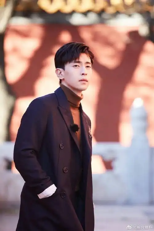 圈内爆料超话#邓伦晒侧颜照#邓伦这侧脸太好看了,轮廓堪称完美,又是