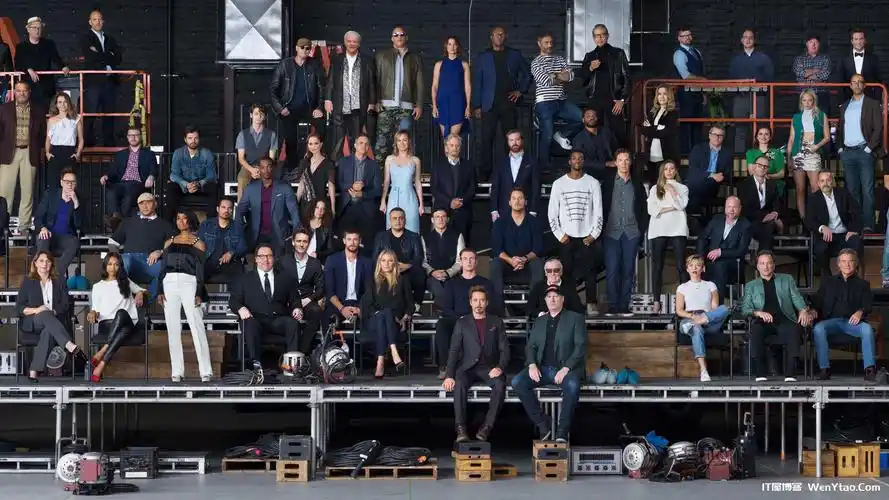 十周年合照带鱼屏壁纸 美国队长 蜘蛛侠 战斗 4k高清壁纸 漫威复仇者