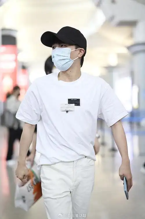 2023年9月17日,长沙,周深白色系穿搭现身长沙黄花国际机场.