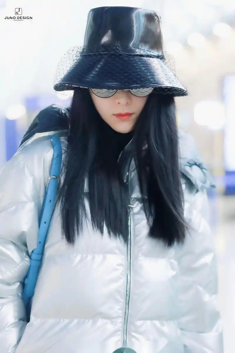 2019年11月25日,演员范冰冰现身上海浦东机场,身着zhangshuai品牌银