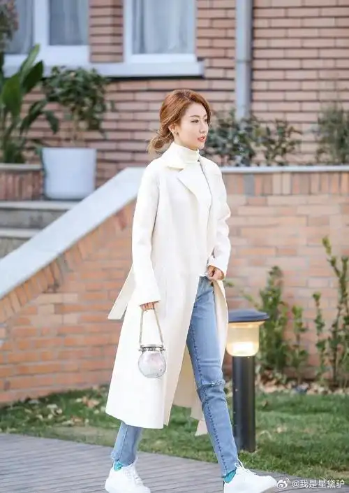 白冰#在最近的节目《怦然再心动》中,白冰的低丸子头吸引了无数鹊的