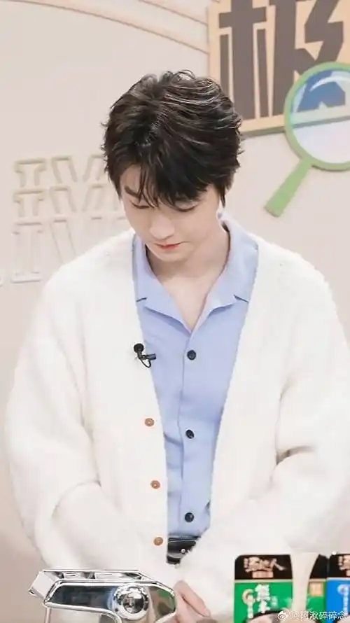 白白嫩嫩的 还有小虎牙的王俊凯 谁不想rua一口#王俊凯直播#王俊凯丨