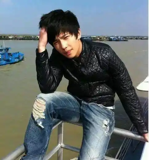 绝世好颜的杨洋,过往的青涩照片和造型真心看不太懂