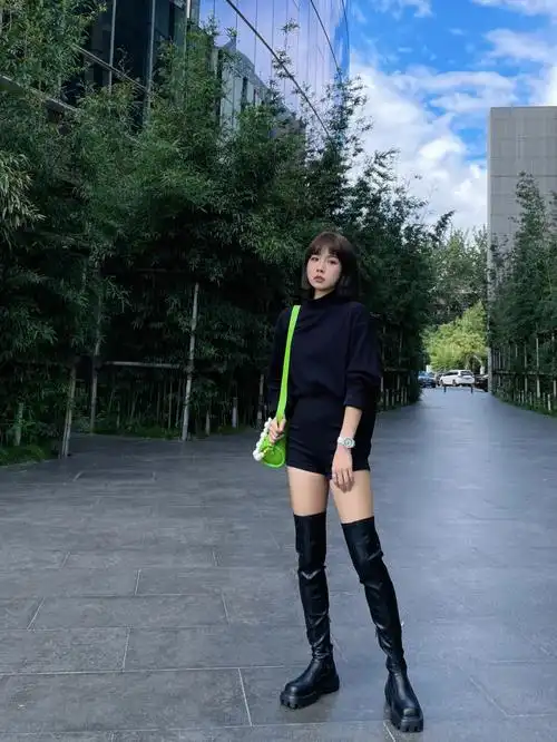 169cm 50kg这双过膝靴真的是又甜又辣,非常的修饰腿型,而且大夏天穿一