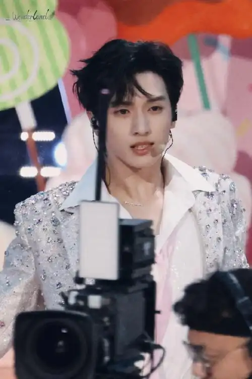 严浩翔超话#严浩翔湖南卫视春晚#20240203   湖南小年夜你是我深藏的