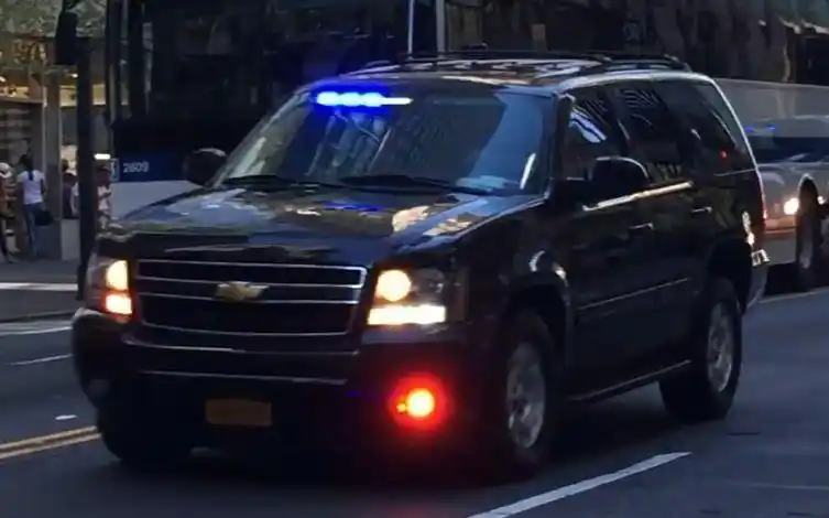 两辆fbi警车在纽约曼哈顿紧急响应出动