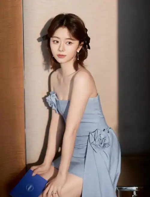 近日,谭松韵的一组夏日清爽造型照片引起了广泛关注.