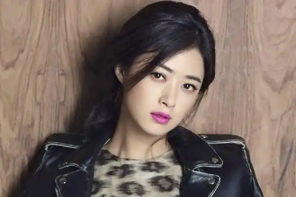 是的,不拍戏就"消失"的蒋欣,早已走上另一条康庄大道