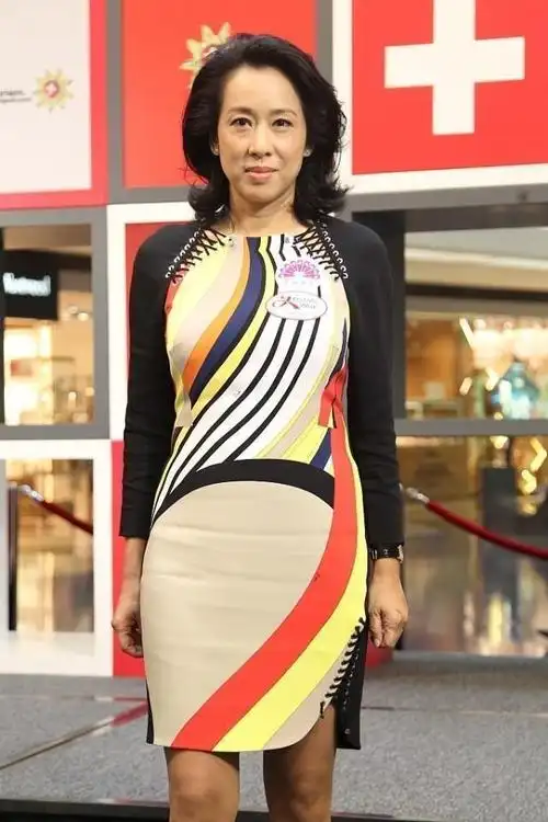 朱玲玲美得低调又大方,拼色绑带裙穿出华贵气质,素颜也挺有魅力