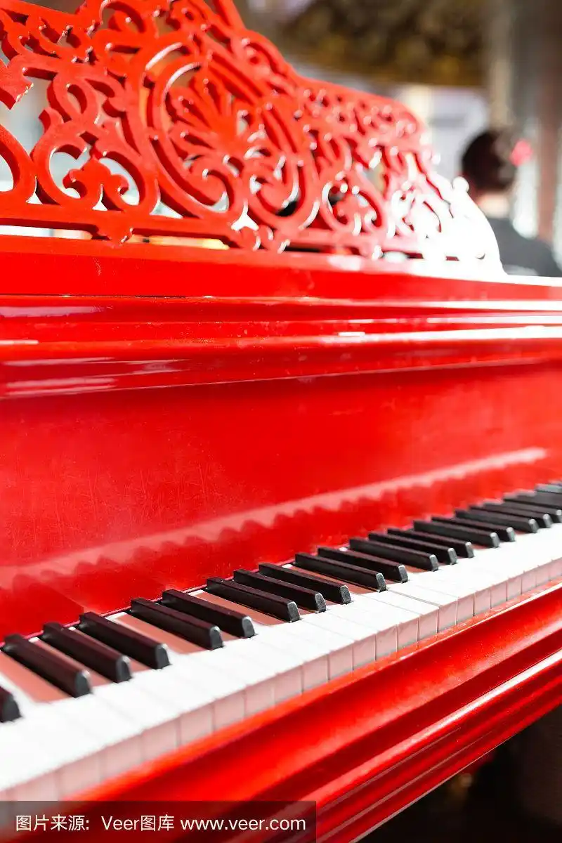 复古红色古典三角钢琴.黑白键.古董键乐器键盘.本空间