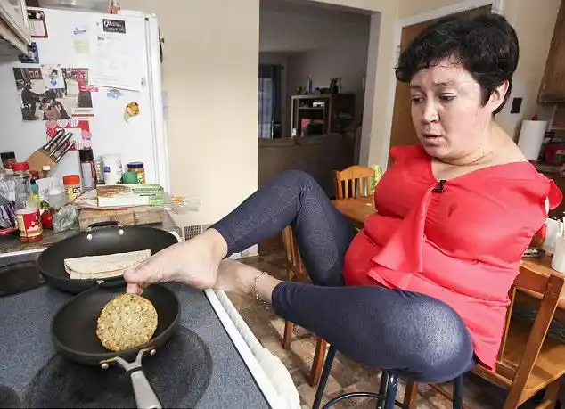 俄无臂女童用脚吃饭感动网友获大赞