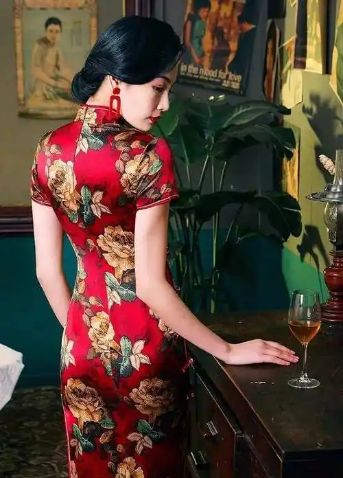 阿姨们想要拍出好看旗袍照,19个拍照姿势用起来,照片优雅又自然_示例