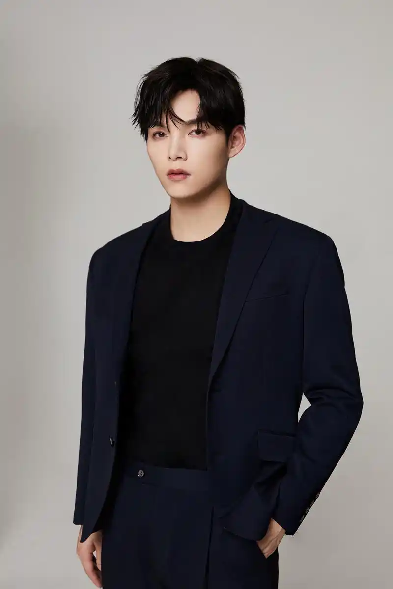 朱星杰新曲《星夜出逃》风格大胆 封面图"顺拐"引网友调侃