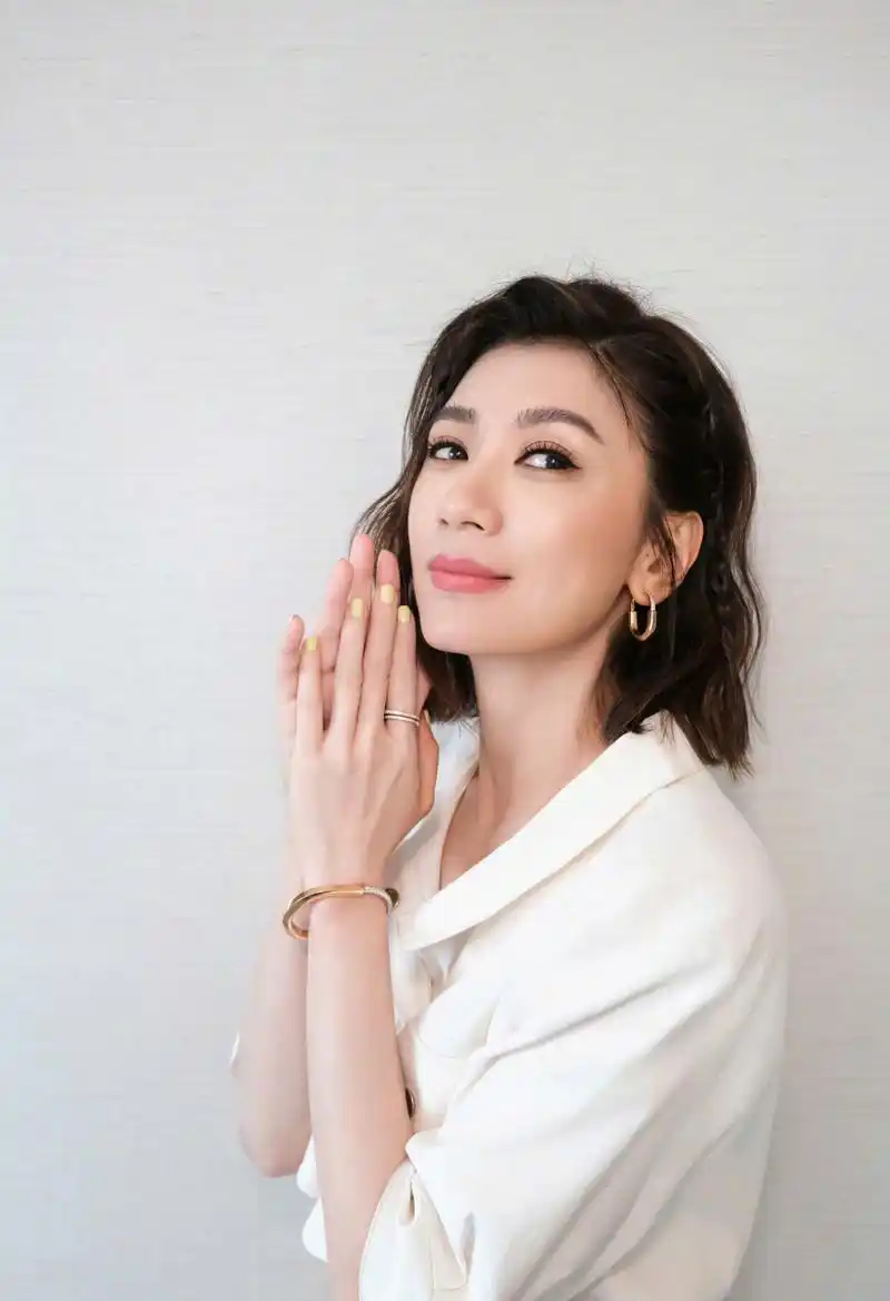 "颜值巅峰"的贾静雯,不仅凭借颜值出圈,更是靠演技和人品赢得大众喜爱