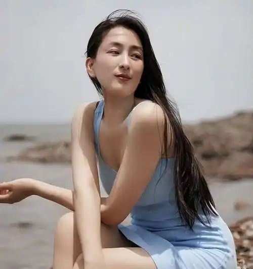 马苏晒最新写真照身穿吊带短裙秀身材41岁状态极佳