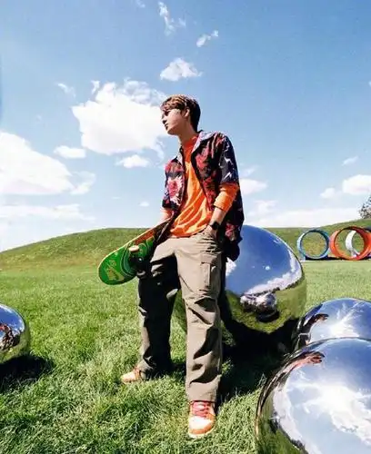 王一博躺在草地上穿着帅气西装,再现眼神杀,帅的让人移不开眼