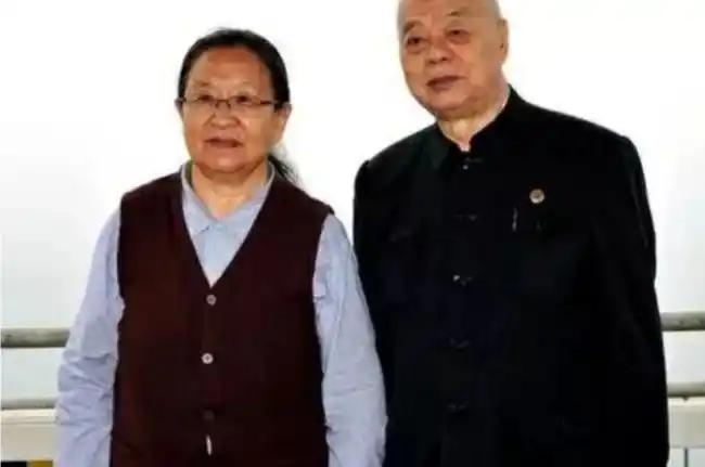 江青之女李讷一婚嫁服务员二婚嫁大13岁王景清直言感激爸爸