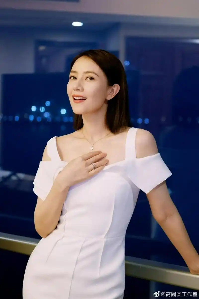 高圆圆窗边拍美照穿白色连衣裙小露香肩