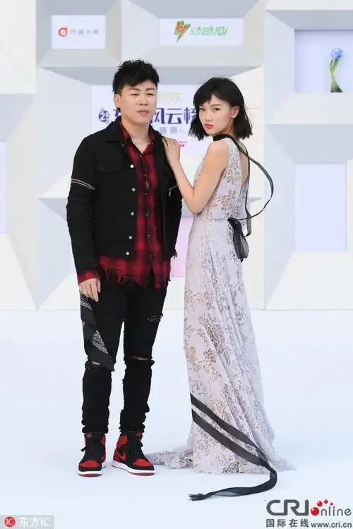 胡彦斌,黄龄牵手亮相