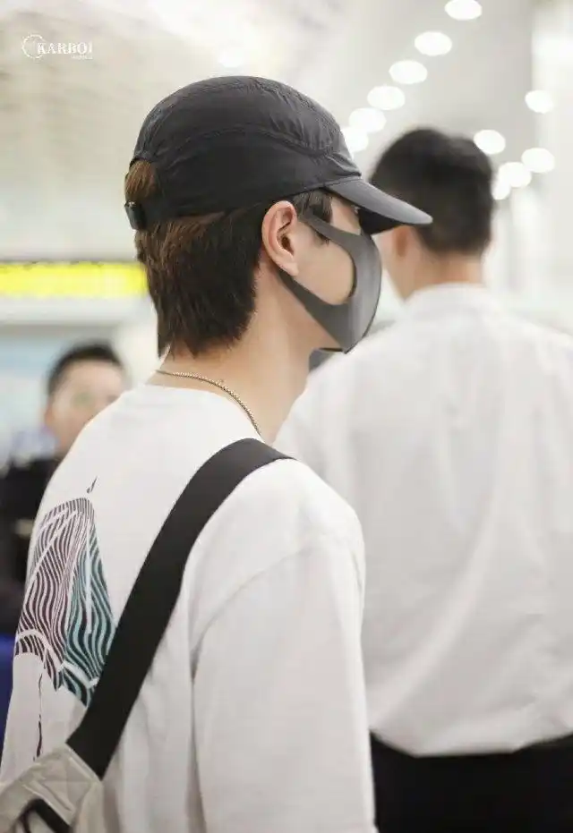 王一博肖战安全抵达泰国,两人装扮都很休闲,机场秩序良好,粉丝理智有